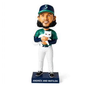2026 Giveaway Andrés And Matilda Take Meow't To The Ballgame Mariners Bobblehead (3)